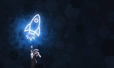 Koyu arkaplandaki ışık roketini gösteren insanlar