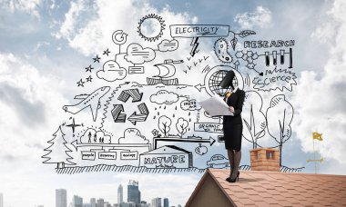 Evin çatısında baş durmak yerine kamerayla zum yapan yüzsüz iş kadını.