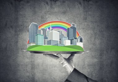 Garson, kentsel inşaat numunesinde sunum yapıyor.