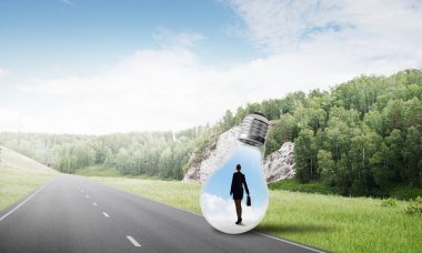 Ampul asfalt yolda içinde hapsolmuş genç iş kadını