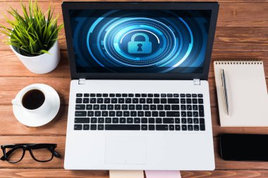 İş çalışma alanı başı işleri ve asma kilit simgeleri ekranda ile dizüstü bilgisayar ile