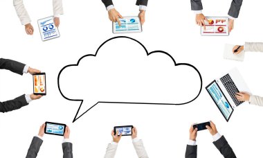 Ellerinde cihazlar bulunan bir grup insan, iletişim ve ağın sembolü olarak birlikte çalışıyor.