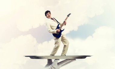 Gitar çalan garsonun eli sunar.