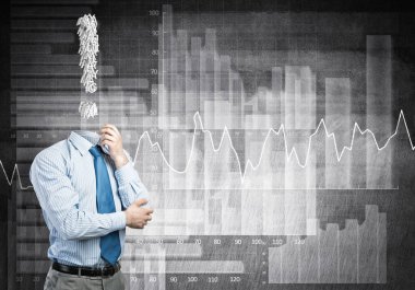 Başı yerine ünlem işareti olan yüzsüz iş adamı.