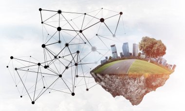 Gökyüzünde yükselen çimen ve şehir manzaralı güzel küçük bir ada.