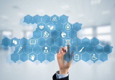 Kadın eli tıp konseptiyle medya ekranının simgesine dokunuyor