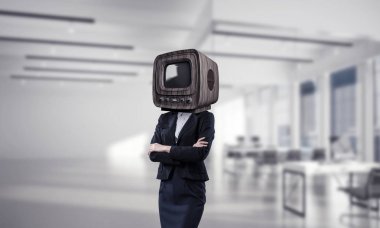 İş kadını kıyafetli kafa duran içinde ofis binası geçti silah tutmak yerine eski TV görüntü kırpılmış.