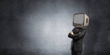 Arka plan üzerinde duran gri karanlık duvara kafa silah tutmak yerine eski Tv ile takım elbiseli işadamı geçti.