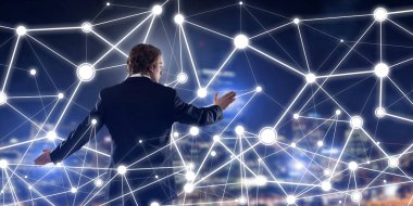 İşadamı gece cityscape sosyal bağlantı medya kavramı ile çalışma karşı arkadan görünüm