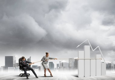 Genç iş adamları dışarıda ve büyüyen grafikler büyüme gösteriyor