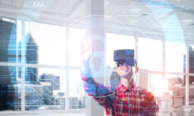 Giyen adam ekose desenli gömlek ve sanal kulaklık medya ekran Masası ile çalışma