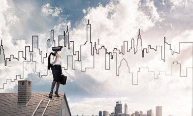 Evin çatısında baş durmak yerine kamerayla zum yapan yüzsüz iş kadını.