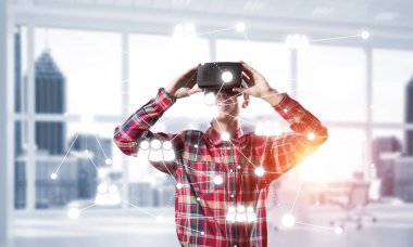 Sanal gerçeklik kulaklık veya bağlantı arka plan üzerinde 3d gözlük ile genç adam. Karışık teknik