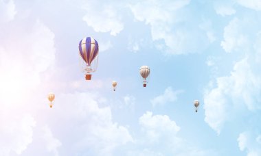 Üzerinde mavi bulutlu gökyüzü uçan renkli aerostats. 3D render.