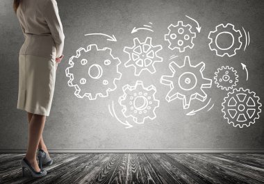 İş kadını ve takım çalışmasının alt görünümü duvara çizildi