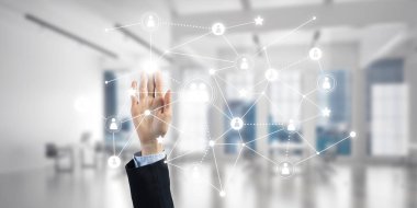 Ekranda iş kadını el ele tutuşması konseptini kapat