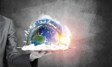 Garson kızın elinde beyaz eldiven dünya küre ile arka plan üzerinde koyu duvar metal tepsi üzerinde sunma kırpılmış görüntü. 3D render. Bu görüntü unsurları Nasa tarafından döşenmiştir.