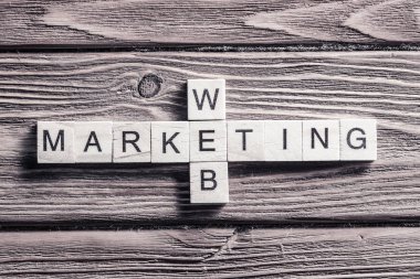 İş pazarlama kelimeleri çapraz bulmacada tahta küplerle toplandı