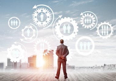 Modern şehir manzarası ve vites bağlantısı fikrine bakan işadamlarının arka planı