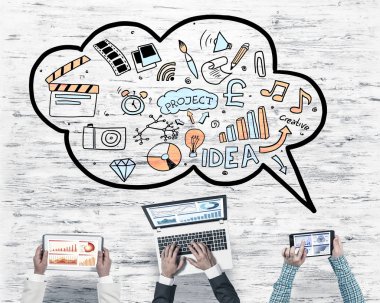 Ellerinde cihazlar bulunan bir grup insan, iletişim ve ağın sembolü olarak birlikte çalışıyor.