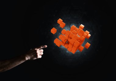 Küp şekil yenilik sembolü olarak tutan adam el ile kapatın. 3D render