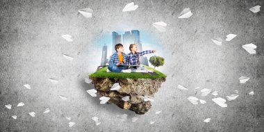 ECO konsepti yüzen ada ve üzerinde kitap oturan çocuklar.