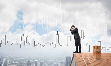 Genç işadamı dürbünüyle şehir manzarasını izliyor. Karışık ortam