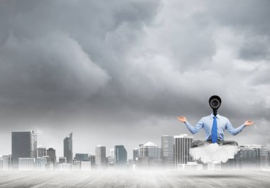 Zarif iş adamı kafa yerine bulutların ve kameraların üzerinde yüzüyor.