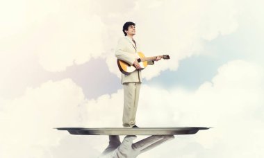 Gitar çalan garsonun eli sunar.