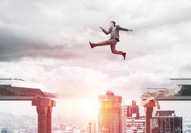 Zorlukların üstesinden sembolü olarak beton köprü boşluğu üstünden atlayarak iş adamı. Güneş ışığı ve cityscape arka plan üzerinde. 3D render.