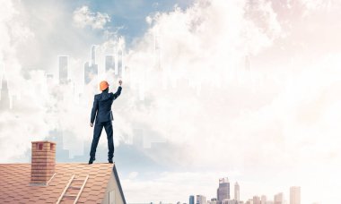 Mühendis, evinin çatısına geri döndü ve şehri çiziyor. Karışık ortam