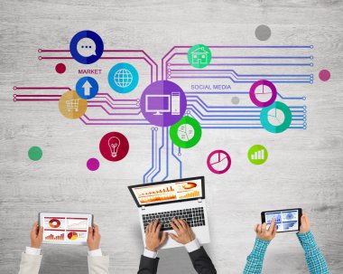 Ellerinde cihazlar bulunan üç kişilik bir grup iletişim ve ağ oluşturma sembolü olarak birlikte çalışıyor.