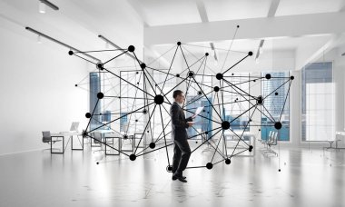 Modern ofis içi ve sosyal bağlantı kavramındaki zarif iş adamı. Karışık ortam