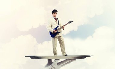Gitar çalan garsonun eli sunar.