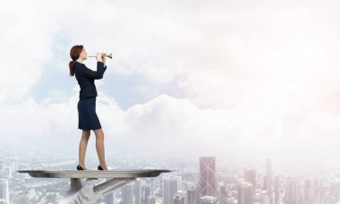 El garsona fifre oynamak tepsi kadın üzerinde sunulması