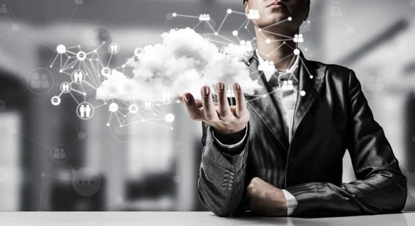 Geschäftsmann Anzug Hält Cloud Mit Netzwerkverbindungen Der Hand Mit Office — Stockfoto