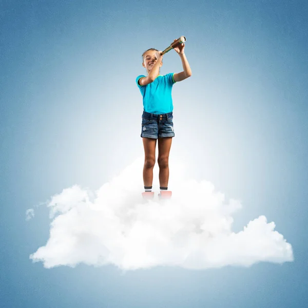 Nettes Kind Mädchen Auf Wolke Suchen Spionaglas — Stockfoto