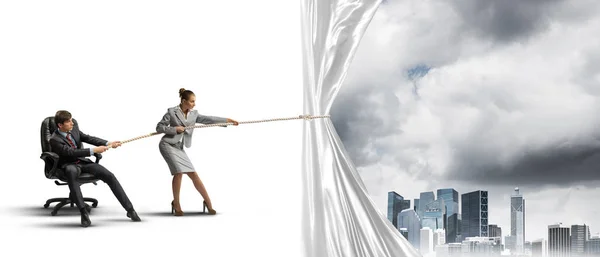 Dos Empresarios Tirando Tela Blanca Blanco Con Cuerda — Foto de Stock