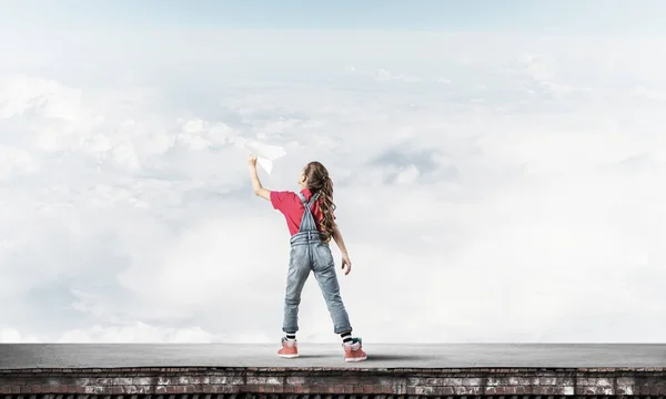 Menina Criança Feliz Bonito Topo Construção Jogando Com Avião Papel — Fotografia de Stock