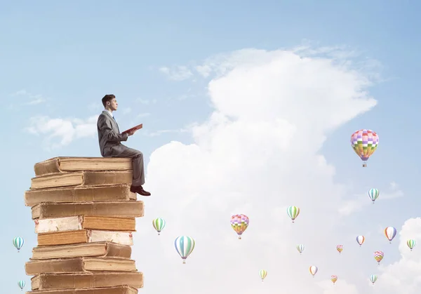 Joven Hombre Negocios Sentado Montón Libros Con Uno Las Manos — Foto de Stock