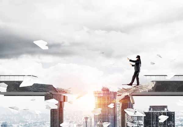 Empresario Caminando Con Los Ojos Vendados Entre Aviones Papel Voladores — Foto de Stock