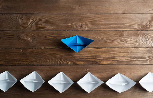 木製のテーブルの上に折り紙ボートのセット — ストック写真