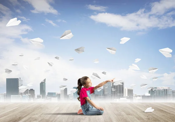 Schattige Jongen Meisje Zittend Houten Vloer Papier Vliegtuigen Rondvliegen — Stockfoto