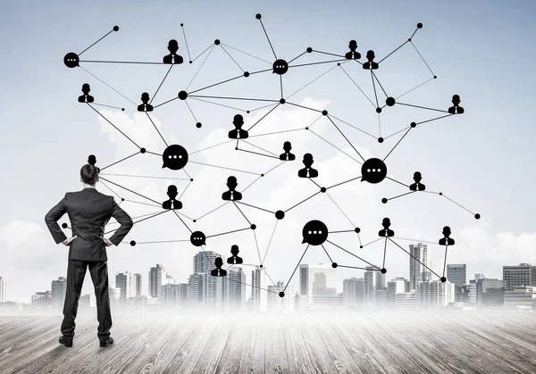 Modern şehir manzarası ve bağlantı konseptine bakan işadamlarının arka planı