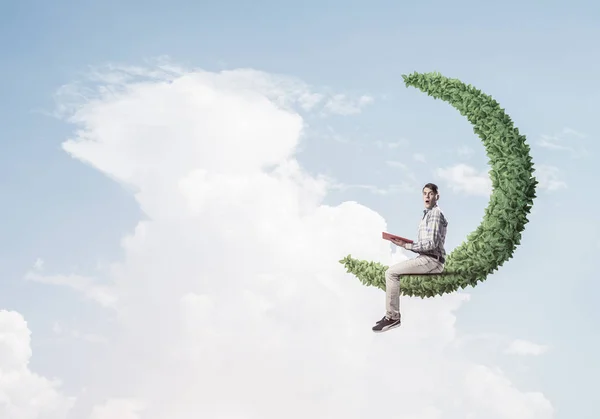 Hombre Joven Casual Flotando Luna Verde Cielo Azul Con Libro — Foto de Stock