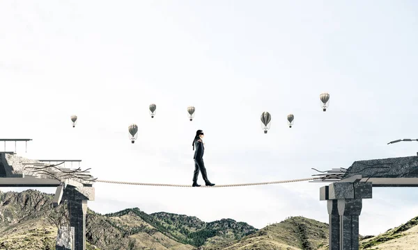商人被绳子蒙住双眼 在桥上巨大的缝隙上行走 象征着隐藏的威胁和风险 背景上的飞行气球和自然景观 3D渲染 — 图库照片