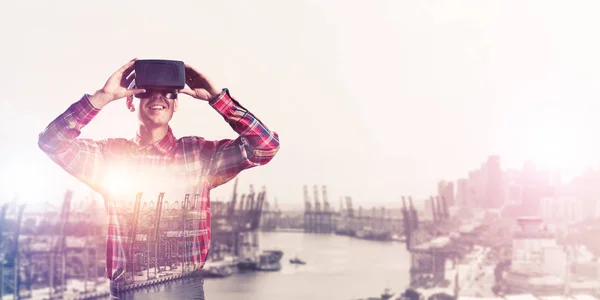 Hombre Joven Con Auriculares Realidad Virtual Gafas Sobre Fondo Paisaje —  Fotos de Stock