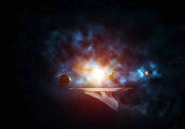 在黑色的宇宙背景的金属托盘上 用白色手套呈现发光的太阳系的女服务生的手的裁剪图像 — 图库照片
