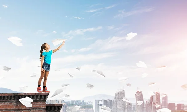 Menina Criança Feliz Bonito Topo Construção Jogando Com Avião Papel — Fotografia de Stock