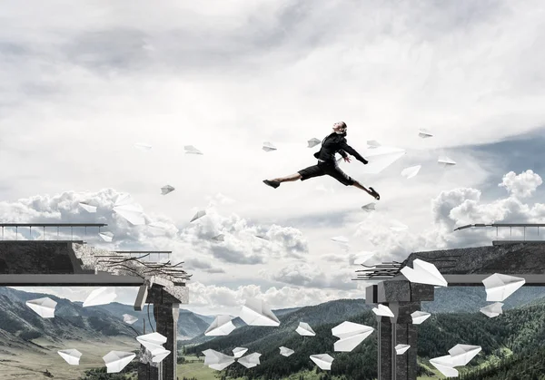 Donna Affari Saltando Oltre Spazio Vuoto Nel Ponte Tra Gli — Foto Stock